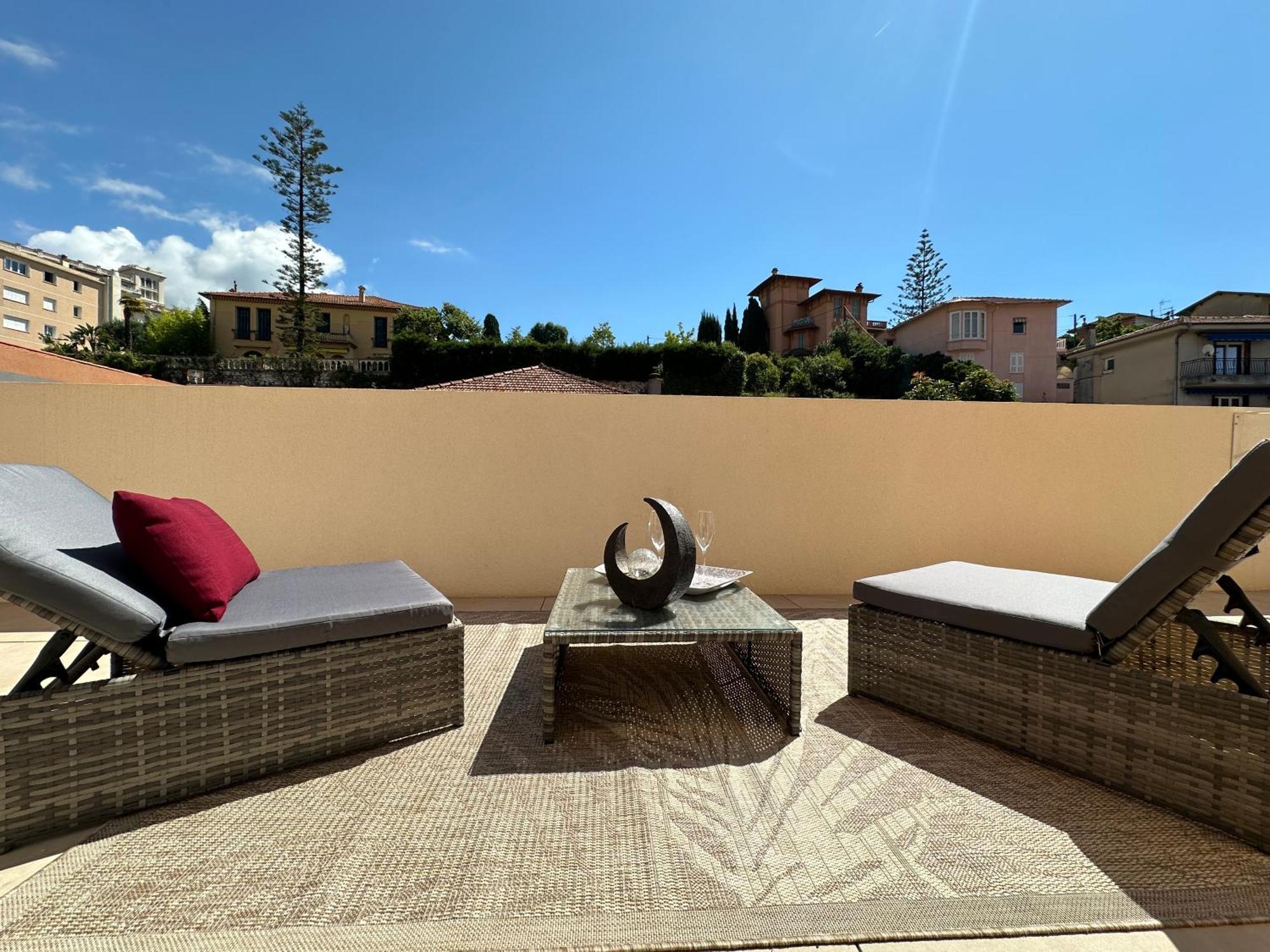 Le Penthouse De 220m2 - Jacuzzi - 3 Parkings - Climatisation - Terrasse