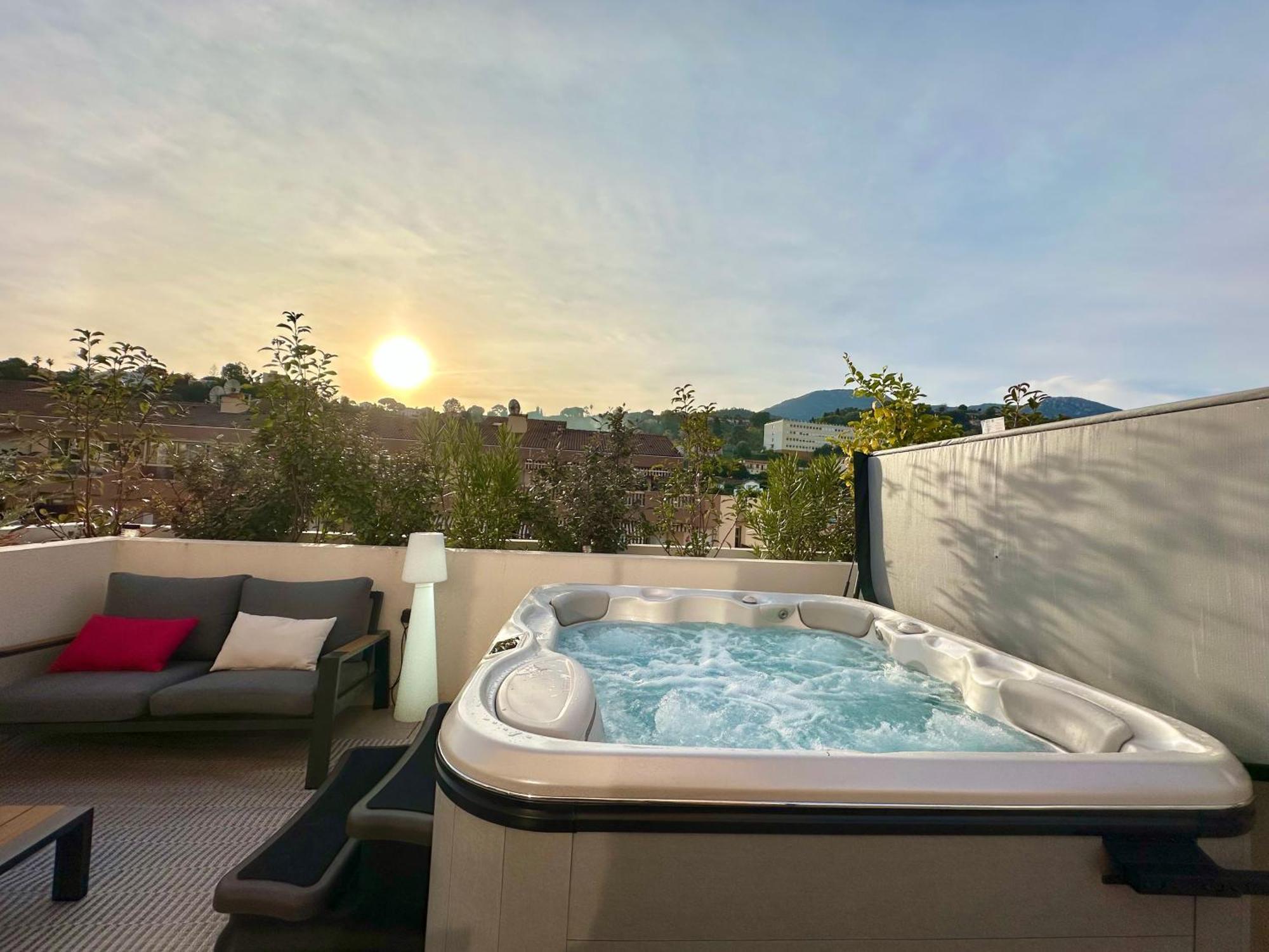 Apartment Le Penthouse De 220m2 - Jacuzzi - 3 Parkings - Climatisation - Terrasse Menton